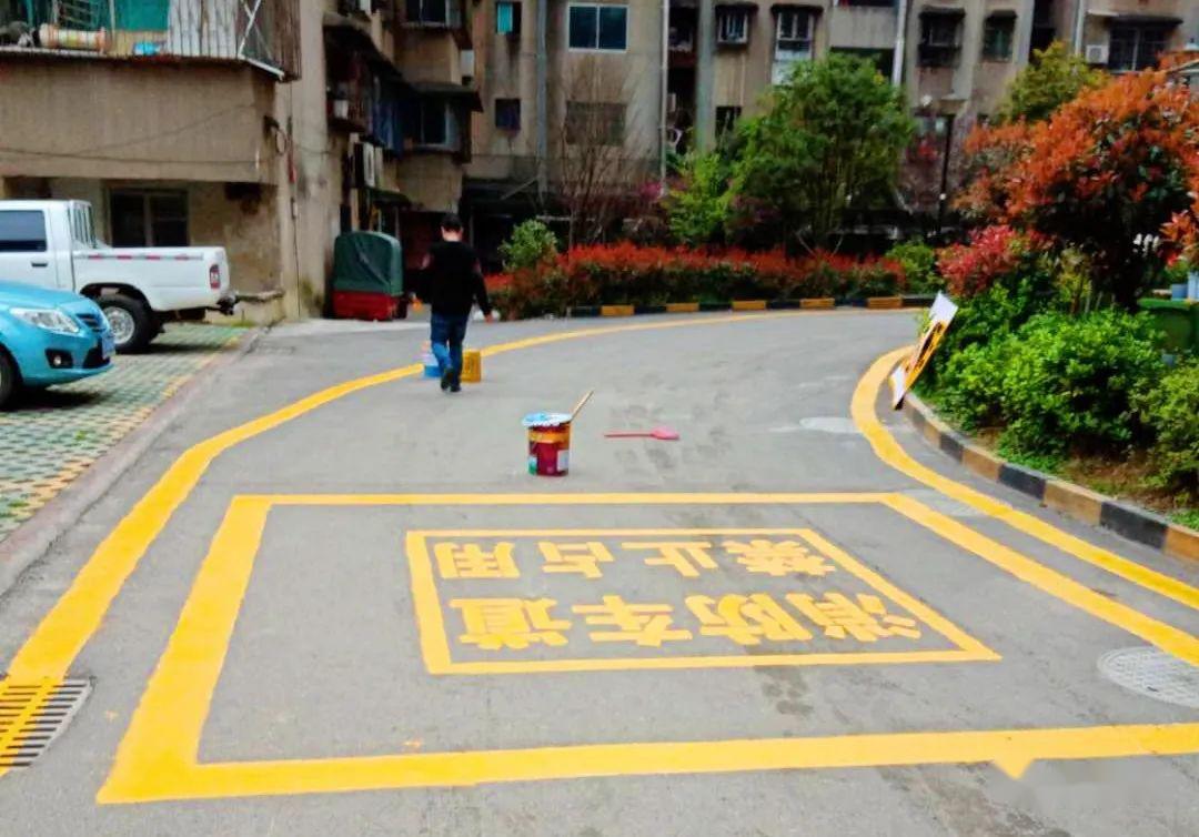 道路上画了消防通道标志后,小区业主占道停车的情况比以前少了许多,她