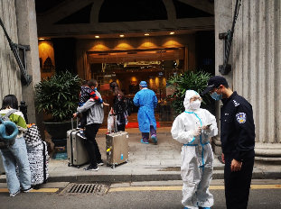 广州越秀双警夫妻他在一线负责应急处置她在看守所坚守月余