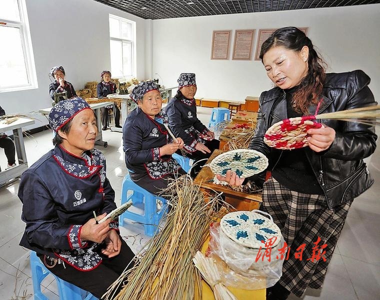 3月26日,临渭区桥南镇巧娘草编专业合作社内,渭南草编非遗传承人陈