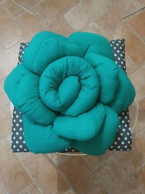 家里的旧衣服别压箱底了做成抱枕用都用不完