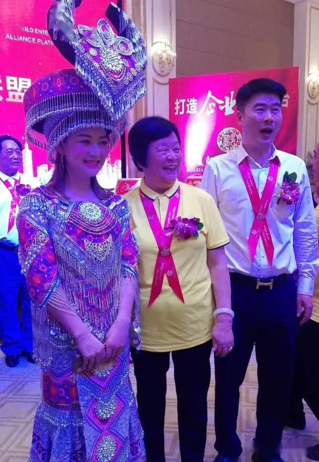美女歌手——兴兰宗亲歌曲视频(海量图片,看看有没有你的身影)_邹兴兰