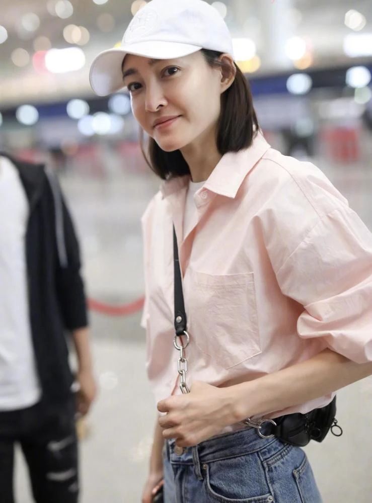 素颜女神王丽坤机场晒照粉色衬衣搭牛仔裤这也太素了