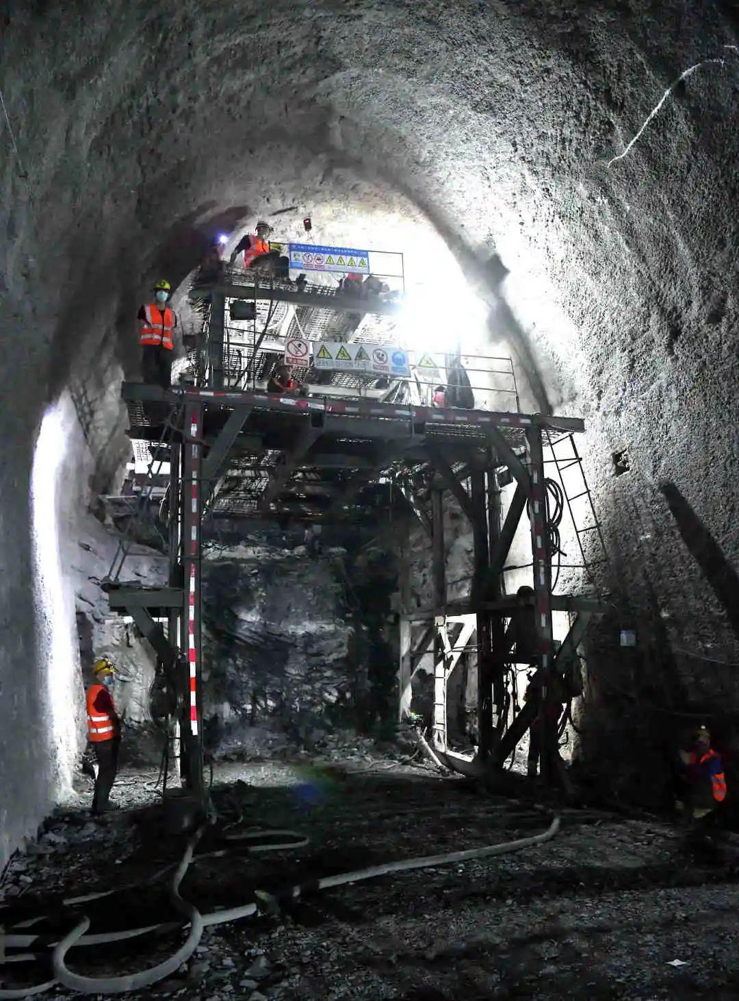 钻眼,装药,爆破……隧道施工需要历经数十道工序.