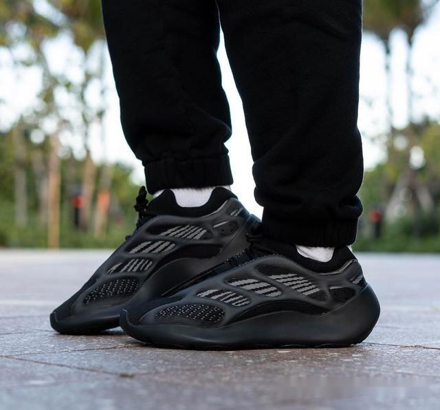 醒目夜光黑武士yeezy700v3上脚来了下月发售