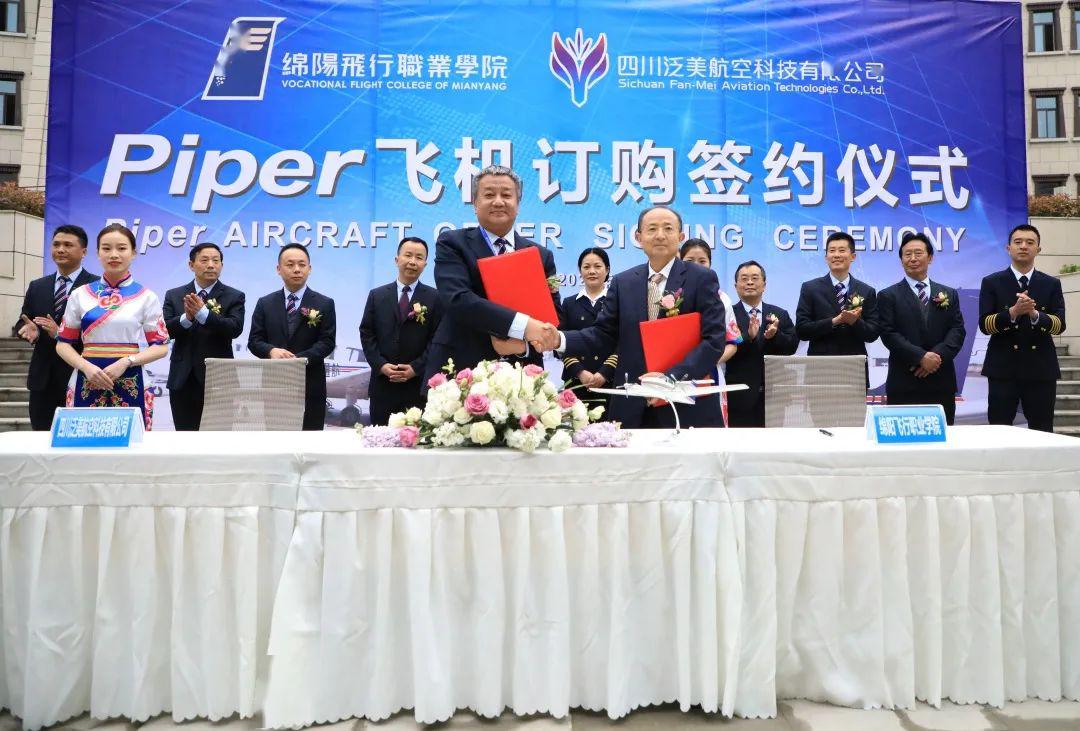 润生先生以及绵阳飞行职业学院党委书记资建民教授,副院长陈兴龙教授