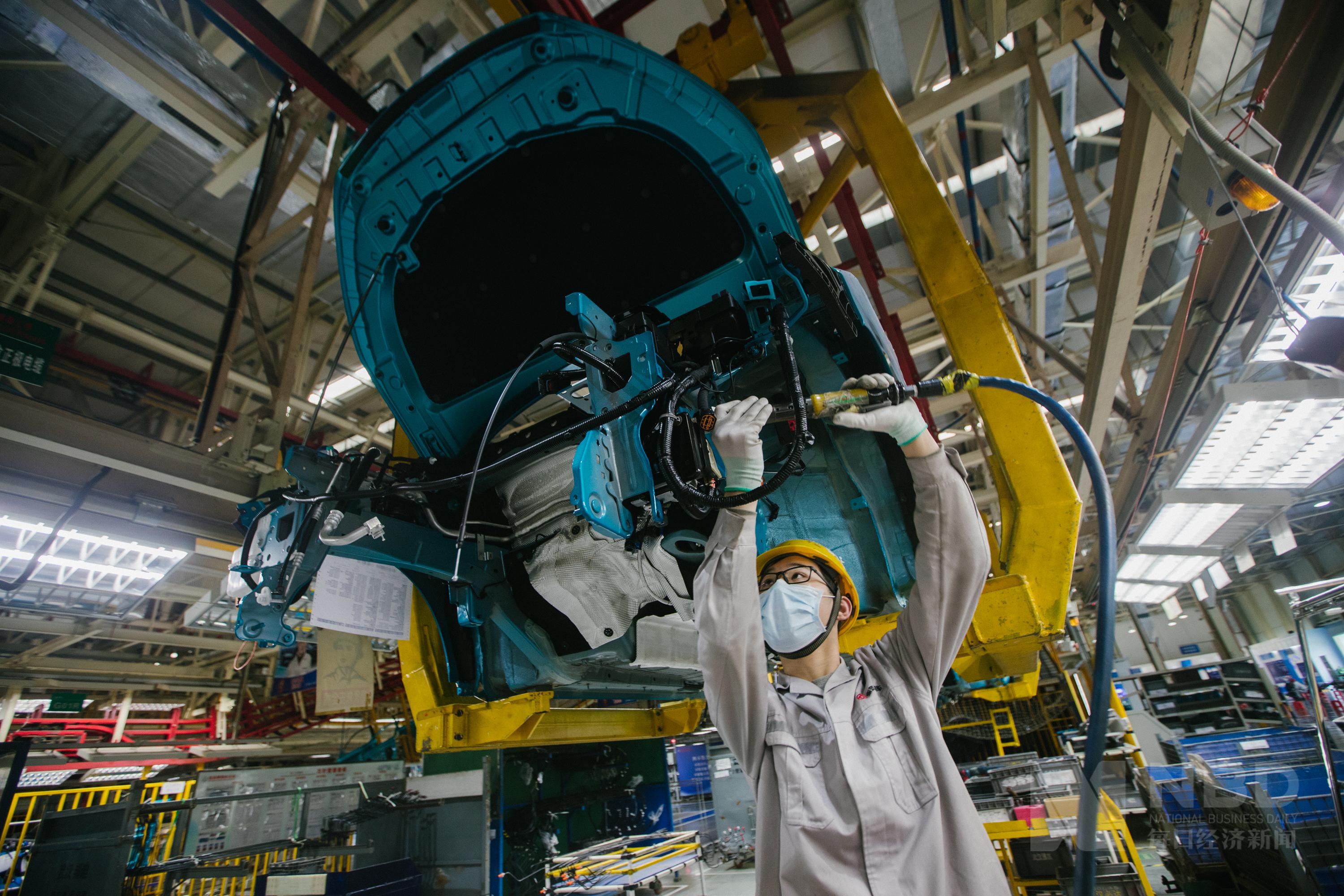 图集武汉汽车生产线恢复繁忙流水线工人两米间距吃午饭