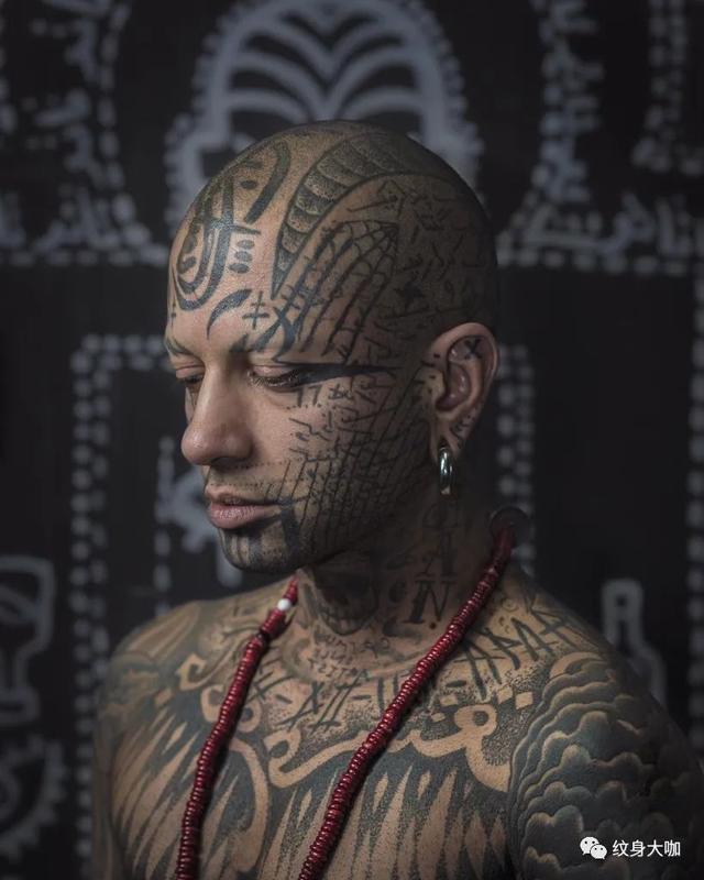 中国脸上纹身男图片