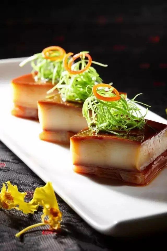 芙蓉百花酿香焗鲍鱼鸡招牌蜜汁火肪樟茶鸭越式牛柳粒雪笋石锅塘鲤鱼椰