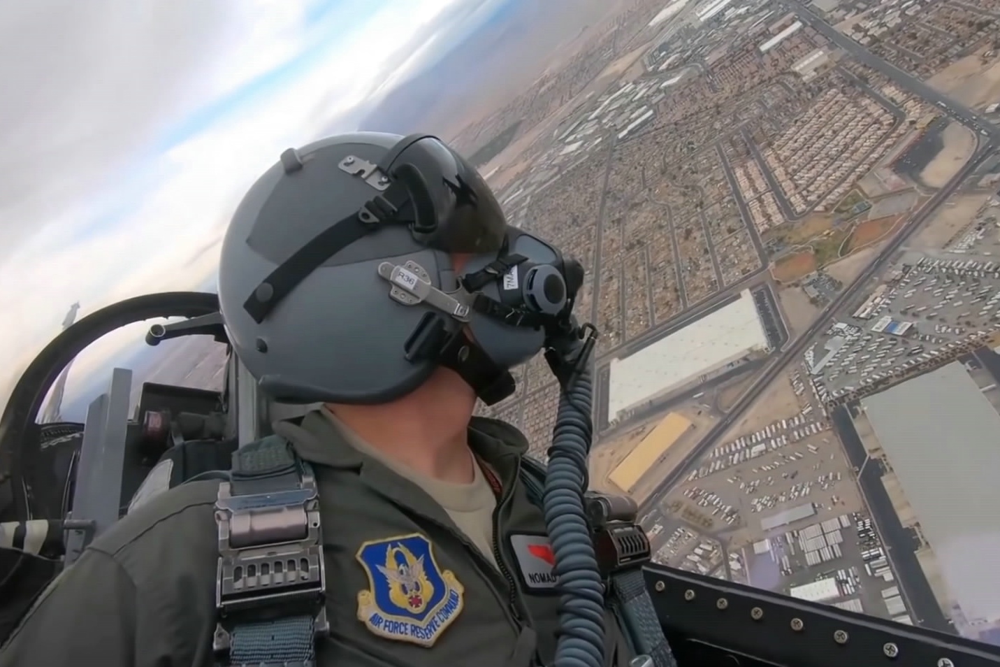 美军飞行员驾驶战斗机的主观操作比较强