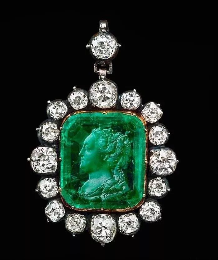 100元不到的"俄罗斯祖母绿",你敢买吗?专骗人傻钱不多的人!_宝石