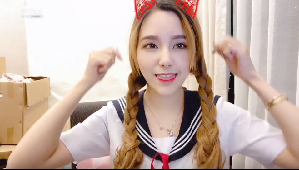 lpl解说rita直播发百万粉福利,穿制服秀颜值,粉丝直呼恋爱了!