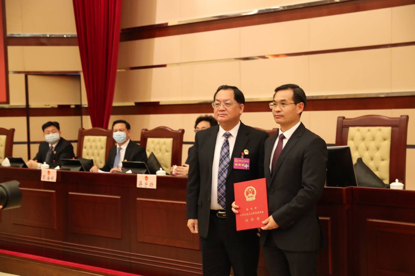 深圳市人大常委会主任骆文智为新当选的副市长聂新平(右)颁发任命书