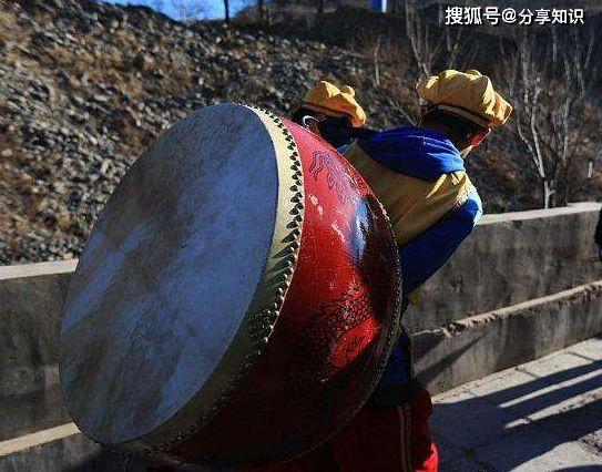 解释:背着鼓上门,是找捶的意思,也就是讨打的含义出自:暂时没有找到