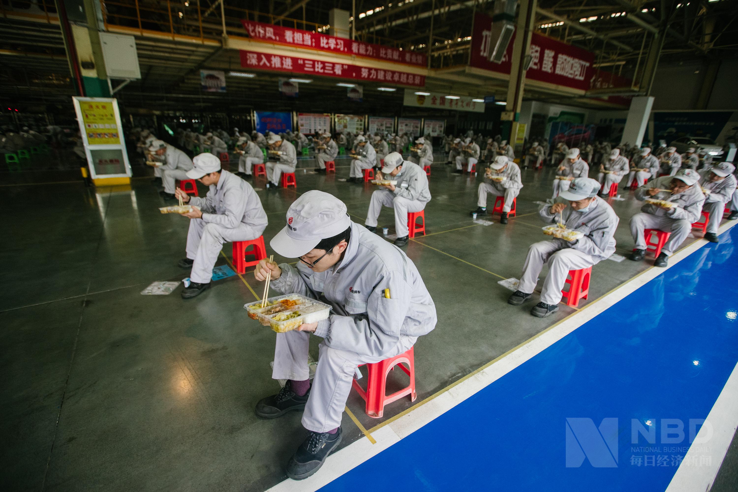图集武汉汽车生产线恢复繁忙流水线工人两米间距吃午饭
