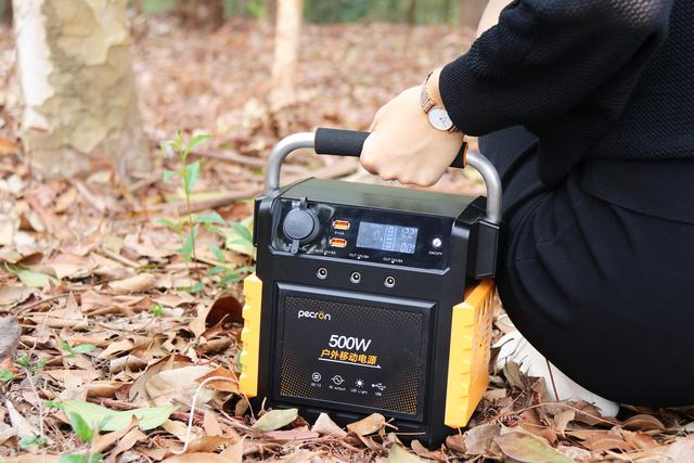 便携小巧型220v户外移动电源,解决户外出游电力短缺问题_充电