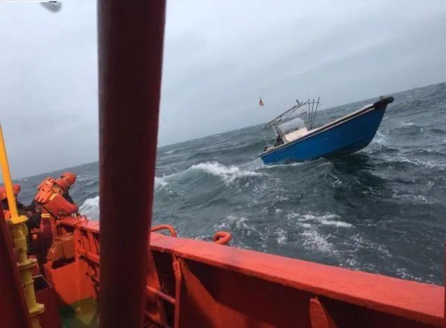 驚險三墩附近海域釣魚船因風浪大突發故障遇險6人獲救