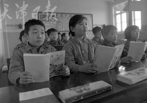 这是陵水道小学二年级学生在新教室内上语文课.