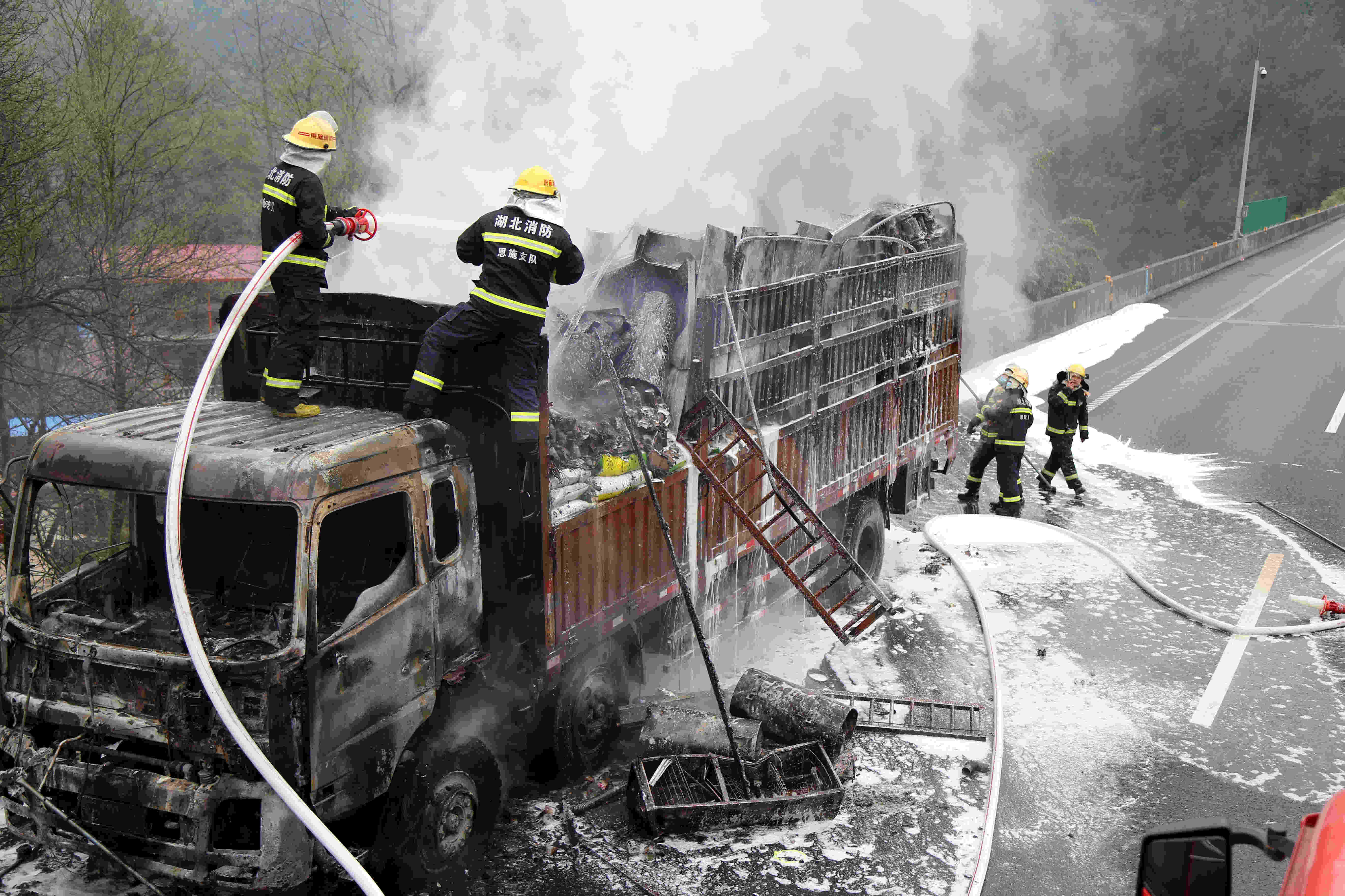 湖北利川:沪渝高速货车起火 消防紧急救援