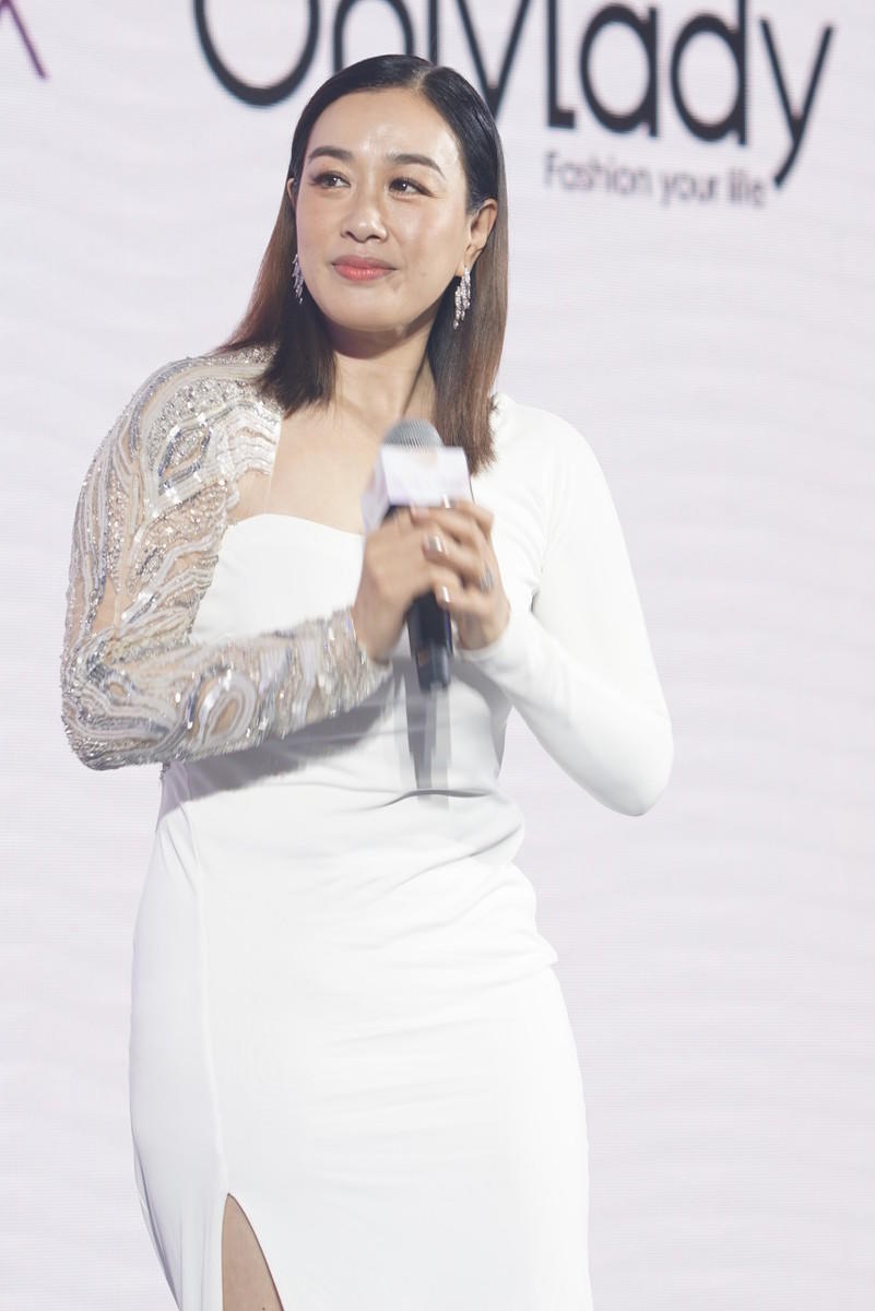 原创钟丽缇穿衣翻车身穿一袭白色连衣裙显胖身材凹凸感十足