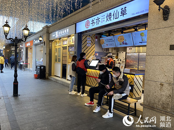 楚河汉街,市民在奶茶店前排队(肖璐欣 摄)