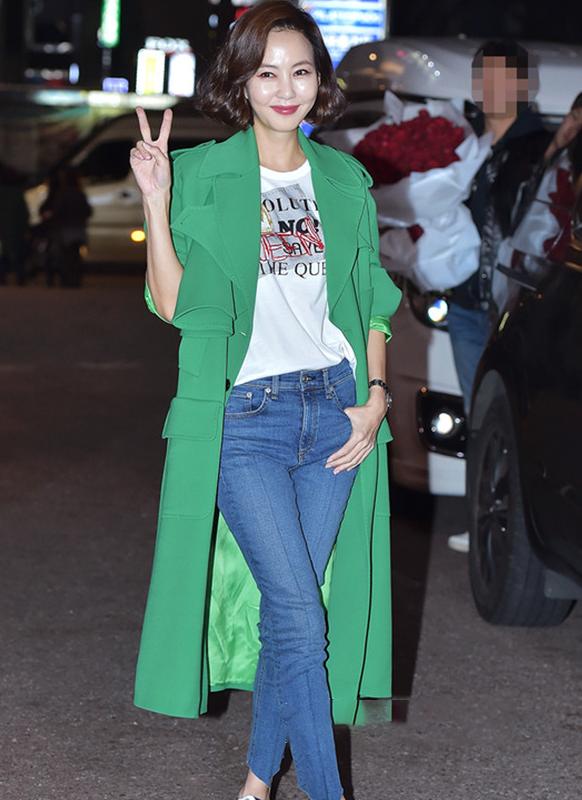 金南珠一身灰现身配红色贝雷帽洋气减龄不愧是韩国版陈数