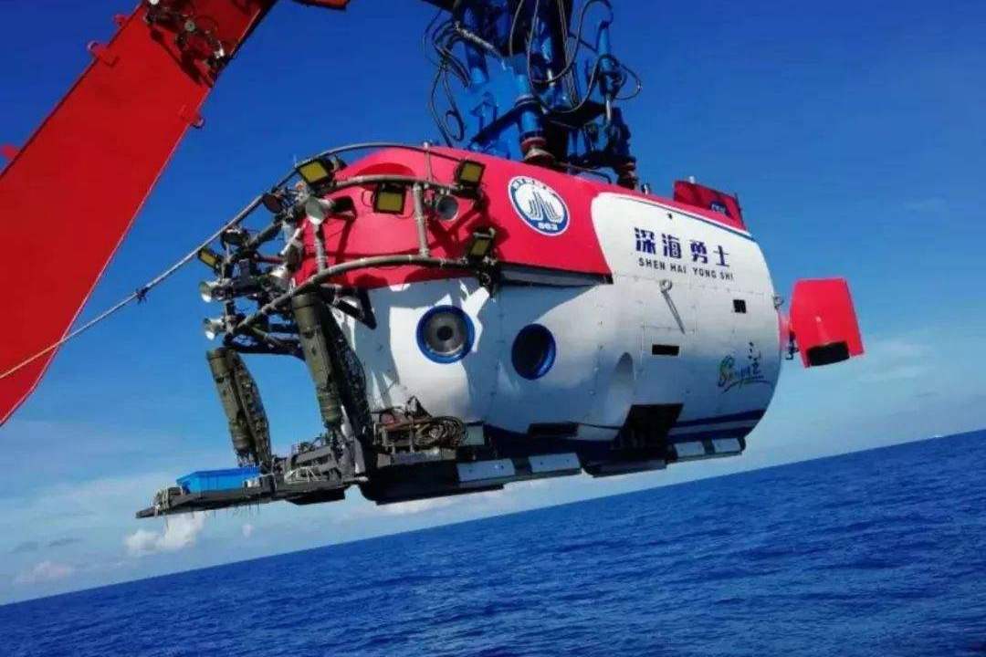 日前,由我国自主研发设计建造的全新一代万米级别的载人潜水器成功
