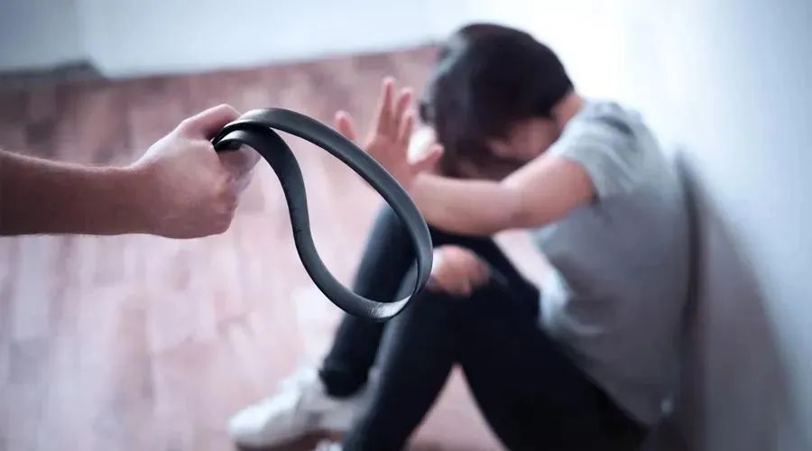 卧室里的皮带,拳头和羞辱