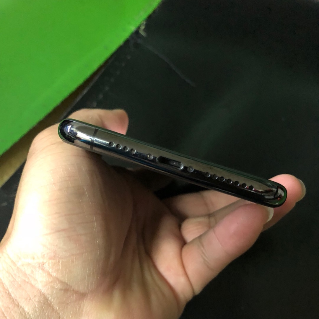 这位网友使用了两个月,正常痕迹是有的这是台黑色的iphone11promax,从