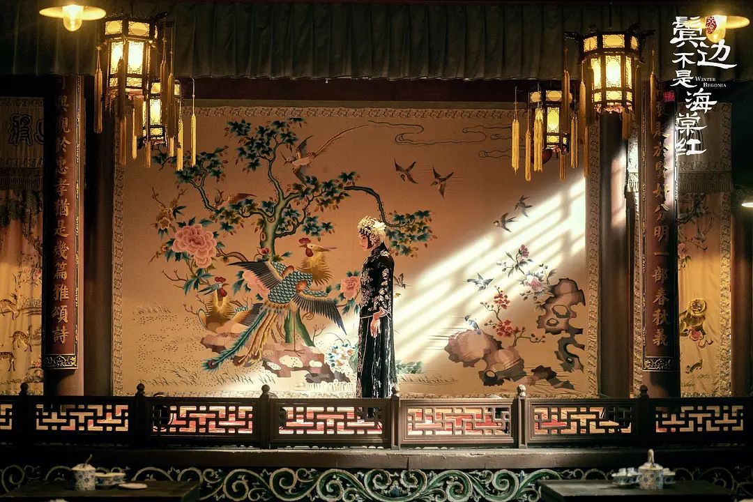 《鬓边不是海棠红》电视剧截图大拿,京剧术语,指"文武总管"等后台