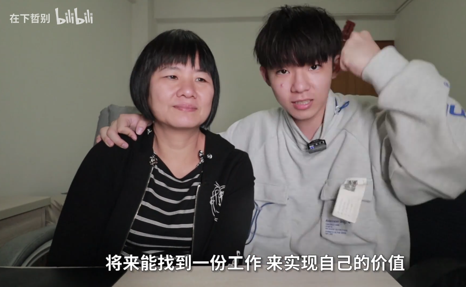 很多人对空姐的工作充满好奇,up主福乐小哥给大家带来了空姐女友的