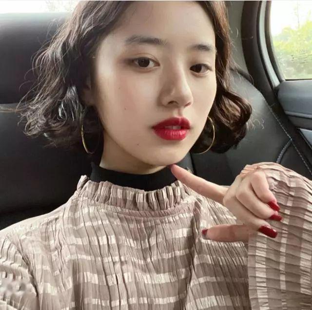 当然超短发的女性要是烫了木马卷就会有一股不一样