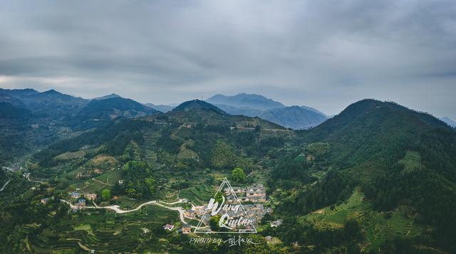 原創群山環繞中的金色布達拉宮不在拉薩而在浙江的群山之中