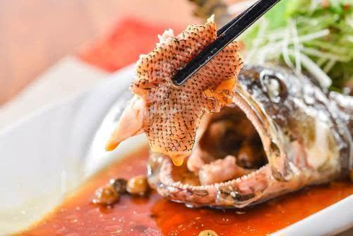 原创吃鱼时,筷子第一夹在哪?这能看出一个人的性格,聪明人都先夹这