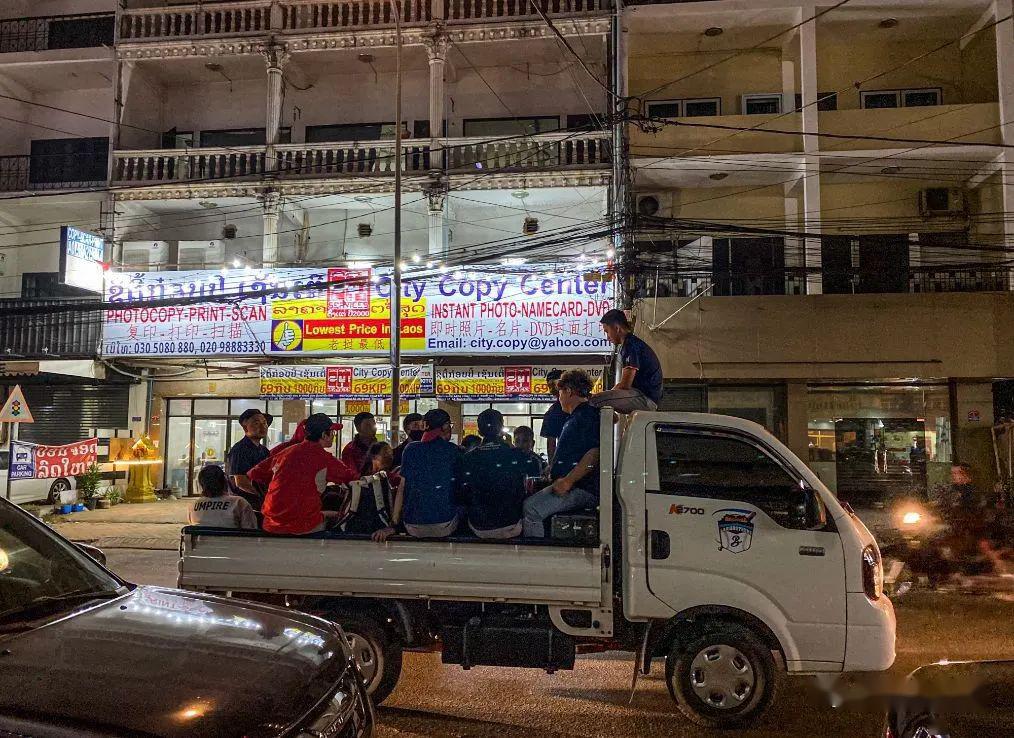 老挝首都实拍:街头有不少的中国元素,据说有十万中国人在此经商_万象