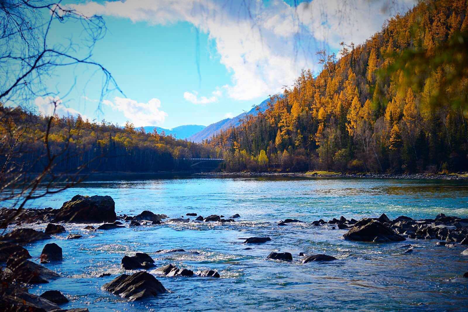 中国神秘美丽的湖泊被誉为人间仙境湖底藏着巨型湖圣