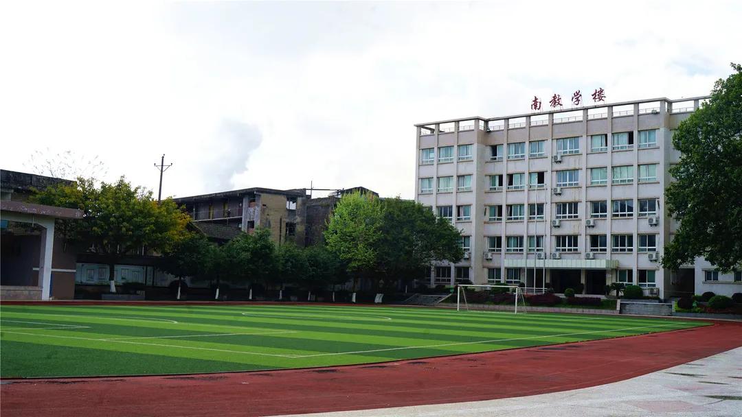 据达州铁路中学高三年级组组长颜春兰老师介绍,学生进校前,班主任会