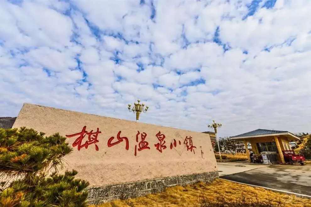 当然也有传统土培的八大庄草莓采摘园,这里的草莓更甜哦!