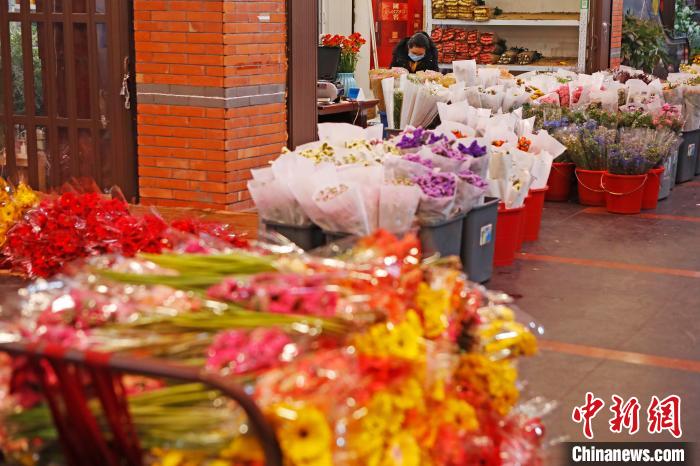 市民来到国际花艺时代广场内购买鲜花. 殷立勤 摄