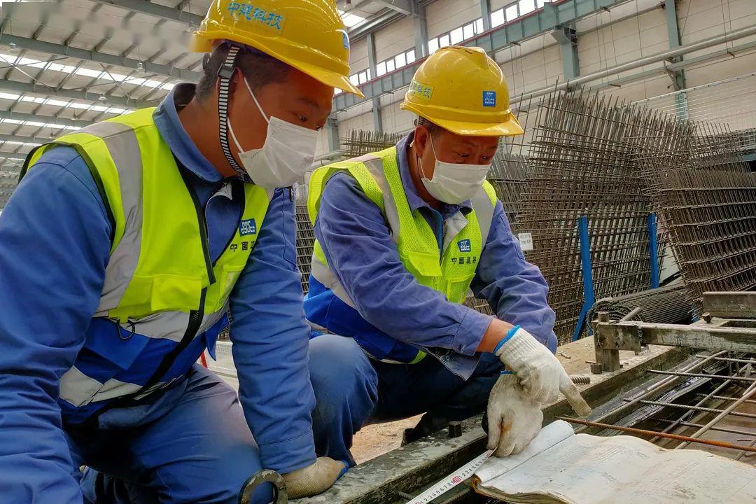 看绿投雷神山建设者高元超我很自豪成为一名装配式产业工人