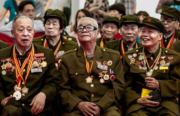 原创抗战胜利后老兵把勋章埋地下花甲之年选择挖出却发现变了样子