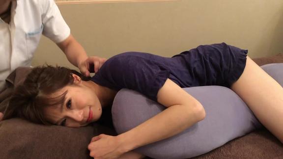 美女享受日式的指压按摩