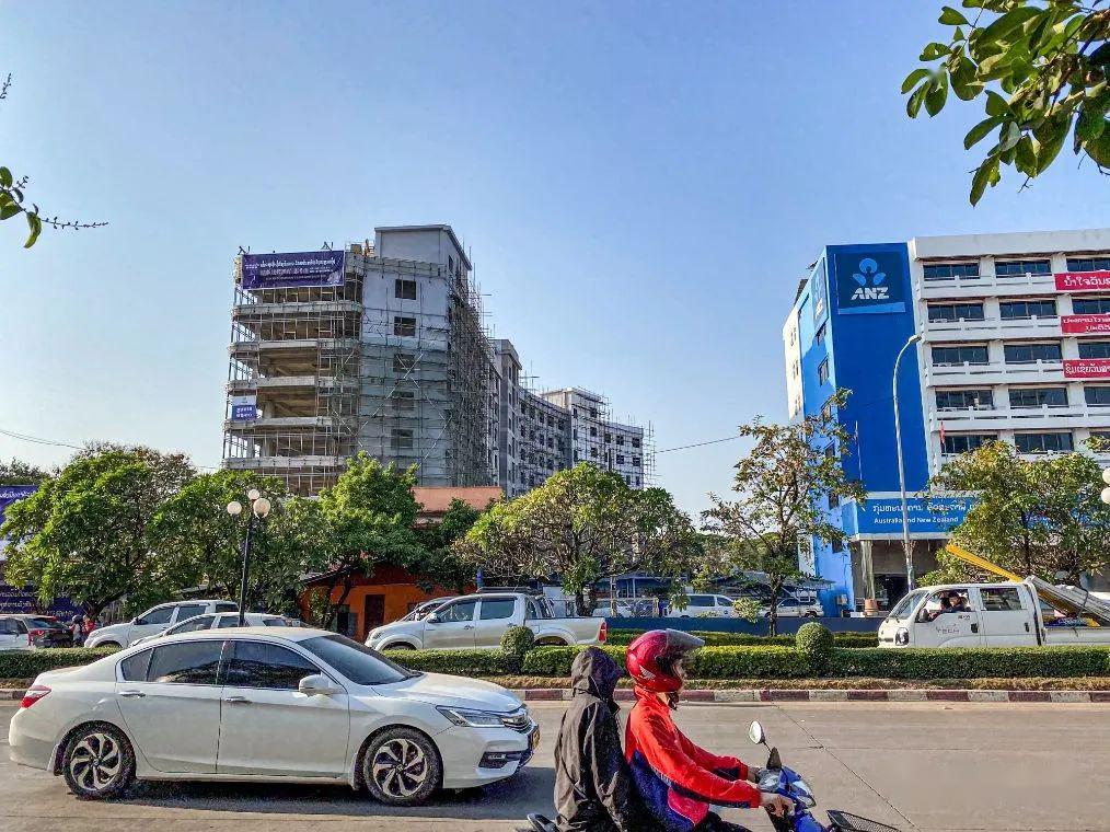 老挝首都实拍:街头有不少的中国元素,据说有十万中国人在此经商_万象