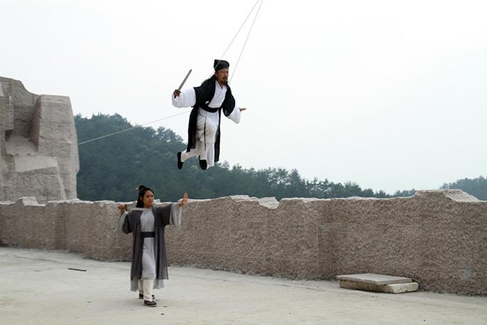 闫芳隔空打人与陈师行轻功飞上4米墙:有此神功奥运包揽多少金牌