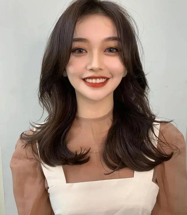 "留刘海"要过时了?2020最火的5款"露额头"发型,瘦脸又好看