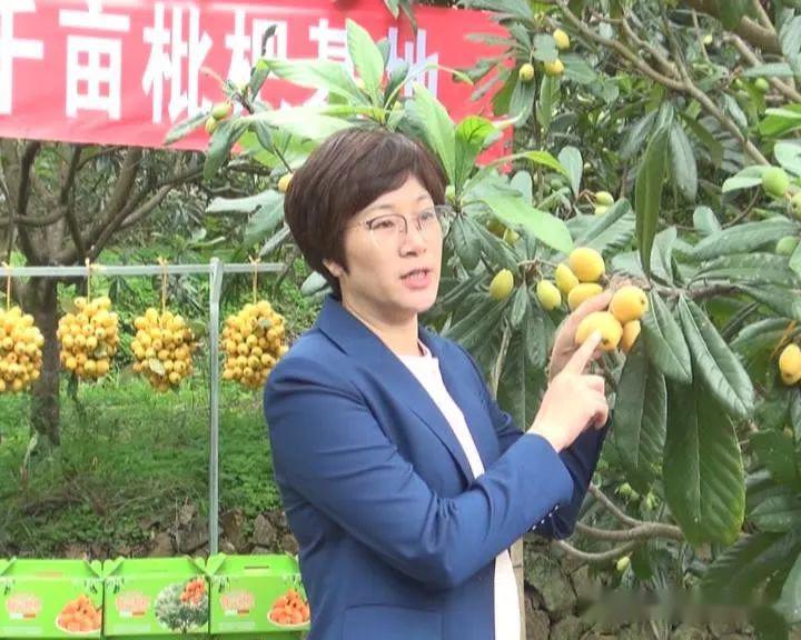 这位在对着手机屏幕进行"直播卖货"正是城北镇党委书记曾小丽