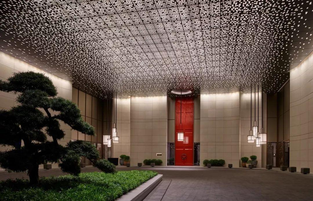 以两位女性的故事谱写出一段奢华酒店的传奇