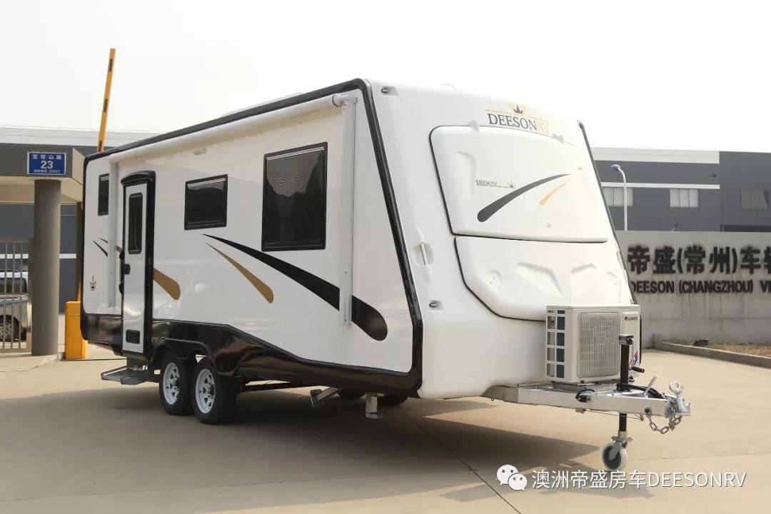 这款帝盛经典8米房车a款,车身外观采用基础色调为白色,附加黑色边框