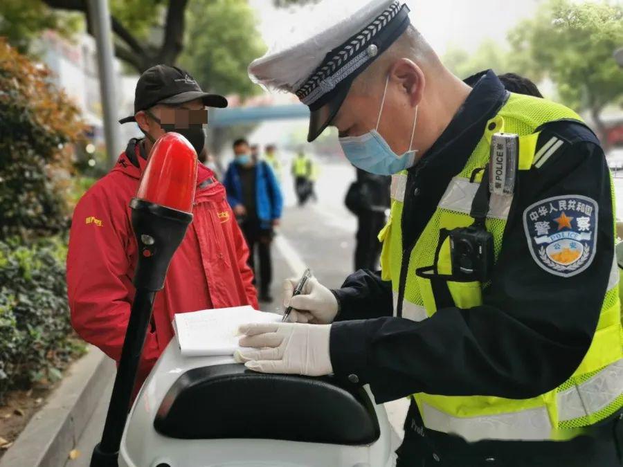 打交警电话图片