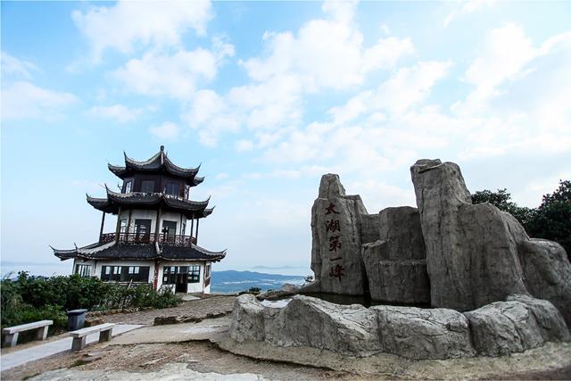 太湖七十二峰之首苏州缥缈峰好风光三万六千顷太湖美景尽收眼底