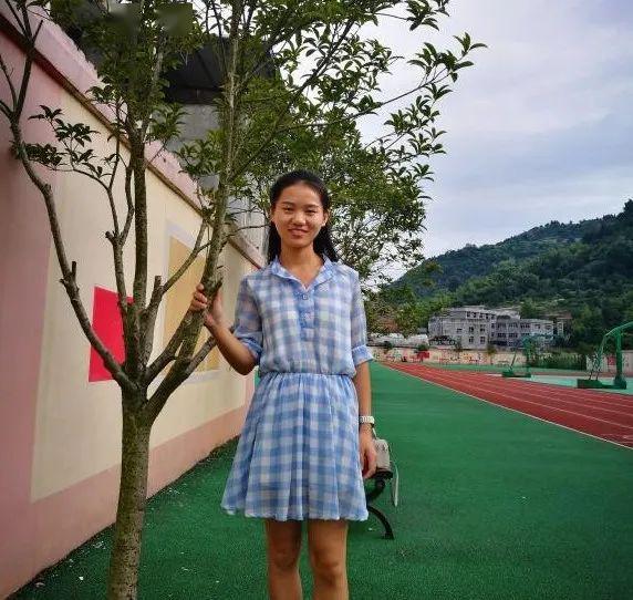 侯彬芝二级教师,英语老师,县青年教师教学基本功大赛一等奖.